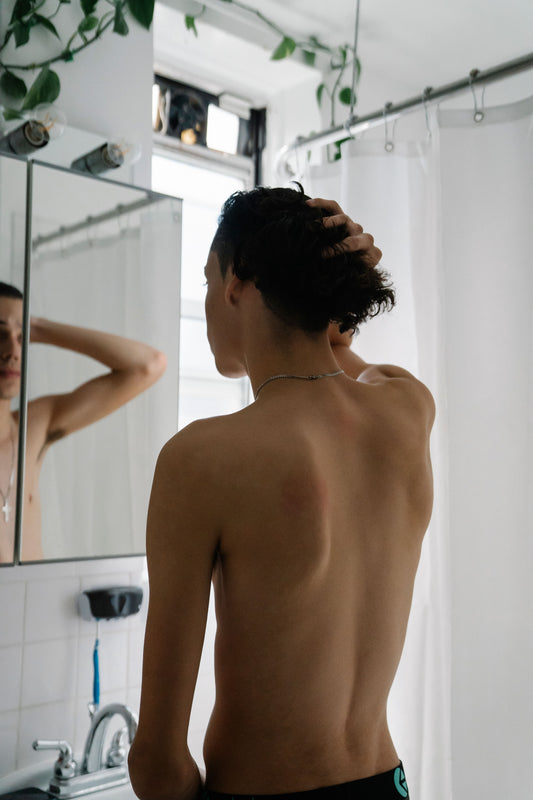 Man using hair fibers to cover thinning